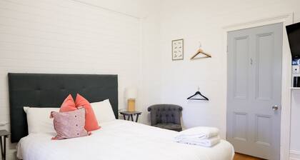 Spacious 4-Bed Home in Central Tenterfield