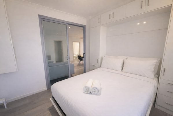 Skrivebord, strykejern/-brett, internettilgang og sengetøy