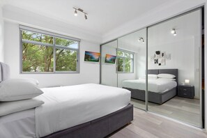 3 habitaciones, escritorio y tabla de planchar con plancha 