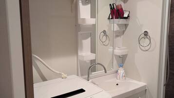 Shower, hair dryer, bidet, towels