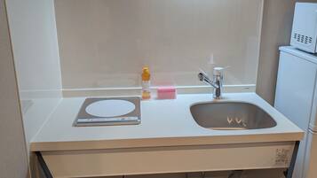 冷蔵庫、電子レンジ、コンロ、電気ポット