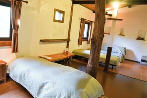 Una habitació acollidora amb un llit, una taula petita i una finestra.