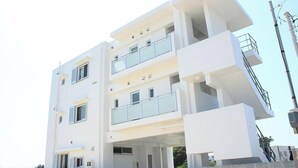 Un edificio a più piani con balconi e tetto piano.