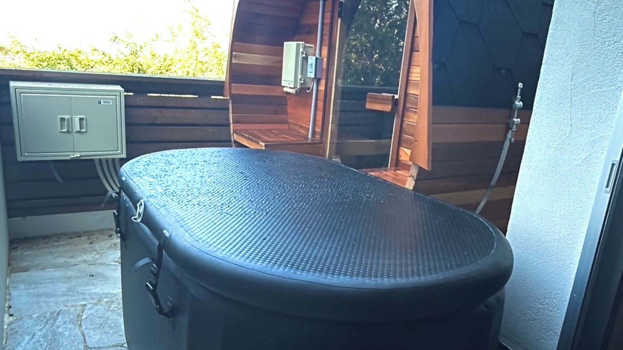 Un espacio al aire libre de dimensiones reducidas con un banco integrado y un diseño con textura.