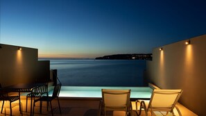 Outdoor dining - Feliz Villa Suite Kourijima View (Nago)