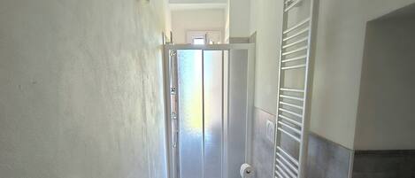 Apartamento estándar, vistas a la colina | Baño | Ducha y cabezal de ducha tipo lluvia