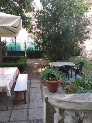 Basic Triple Room, City View | Outdoor dining - casa di alfredo (Siena)