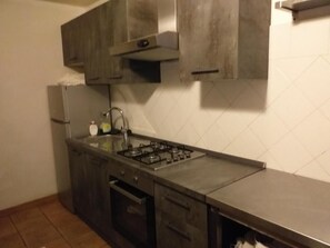 Full-sized fridge, microwave, stovetop, cookware/dishes/utensils - casa di alfredo (Siena)