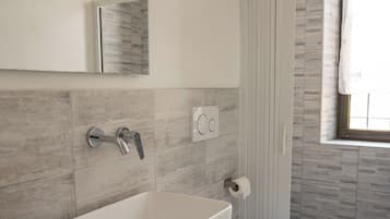 Habitación triple básica, vista a la colina | Baño compartido