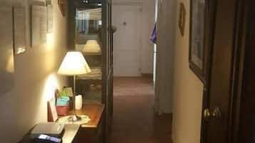 Basic Triple Room, City View | Interior