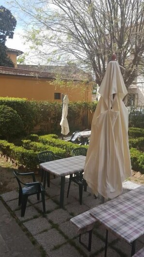 Doppia Basic, patio, vista città | Ristorazione all'aperto