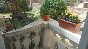 Basic Triple Room, City View | Outdoor dining - casa di alfredo (Siena)