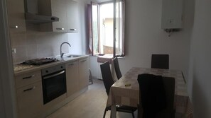 Doppia Basic, patio, vista città | Cucina privata | Frigorifero con congelatore, microonde, piano cottura
