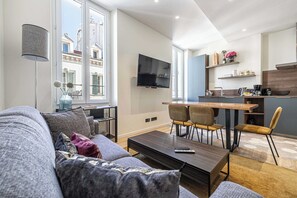 Een smart-tv en een kantoor
