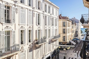 A row of historic buildings with ornate balconies and shutters. - Modern Apartment a/c 2CH/4P - Cannes (Cannes)