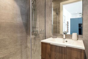 Shower, hair dryer, towels - Modern Apartment a/c 2CH/4P - Cannes (Cannes)