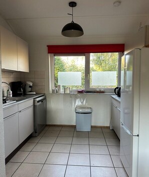 Fridge, microwave, oven, stovetop - Spacious Ground-Floor Apartment in Lochem (Lochem)