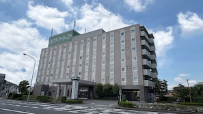 Un edificio de hotel de varios pisos con un letrero que indica que es un hotel.