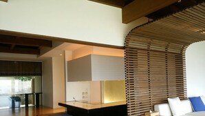 Ein modernes Wohnzimmer mit einer Couch, einem Couchtisch und einer Holzwand.