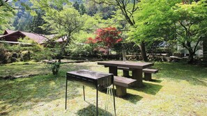 Outdoor dining - Mountain River Lodge Minshuku Hiroshige (Hita)