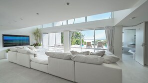 Living area - Sunset & Villa Spa Resort (Miyakojima)