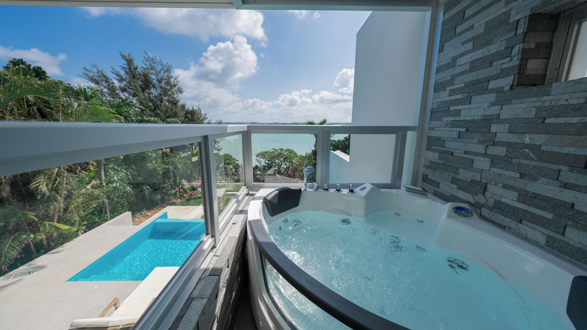 Outdoor spa tub