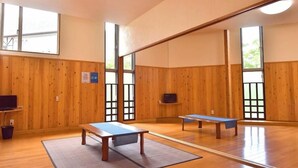 A room with wooden walls, a large mirror, and two wooden benches. - Hotel Cho (Yuzawa)