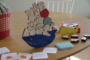 A wooden puzzle game with various animal pieces on a table. - The Canvas Hayama Park (Hayama)