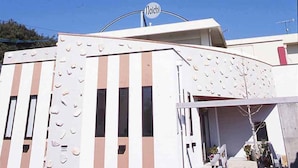 Un edificio con un diseño arquitectónico distintivo que presenta franjas verticales y un patrón único en la fachada.