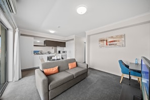 Smart TV, offices - Bright 1-Bed Apartment in Greenway (Greenway)