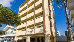 A multi-story building with a sign reading "Mr. Kinjo Violette". - Mr. Kinjo Violette Kukomae (Naha)