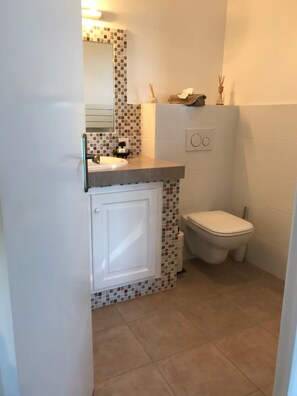 シャワー、ヘアドライヤー、タオル