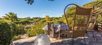 Studio Apartment 'Chambre Soleil' with Sea View, Shared Pool and Wi-Fi