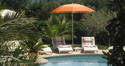 Studio Apartment 'Chambre Soleil' with Sea View, Shared Pool and Wi-Fi