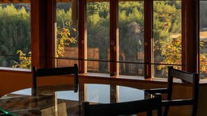 A room with a glass table and chairs, large windows with a view of trees and a forest. - Secret Break Isumi (Isumi)