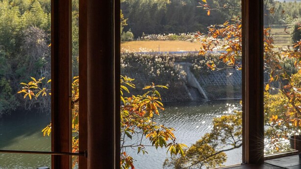 A view through a window with a wooden frame, overlooking a river and a bridge. - Secret Break Isumi (Isumi)