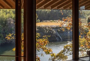 A view through a window with a wooden frame, overlooking a river and a bridge. - Secret Break Isumi (Isumi)