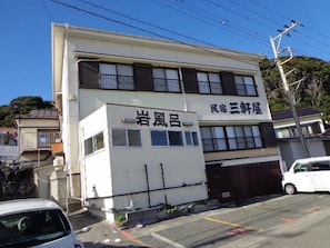 Un edificio de dos pisos con señalización en japonés.