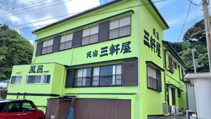 A two-story building with a green facade and multiple windows. - Izu Shimoda Minshuku Sangenya (Shimoda)