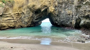 A natural rock formation with a clear water passage. - Izu Shimoda Minshuku Sangenya (Shimoda)
