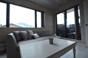 TV, pay films - Enico. Mt. Fuji Peace (Fujikawaguchiko)