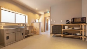 Eine moderne Küche mit Edelstahlgeräten, Holzschränken und einer eingebauten Mikrowellenregal.