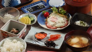 A traditional Japanese meal with various dishes including rice, salmon, and a bowl of soup. - Ryokan Hakuraiso (Matsumoto)