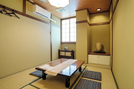 Parte interna. Traveler's Inn Takagi