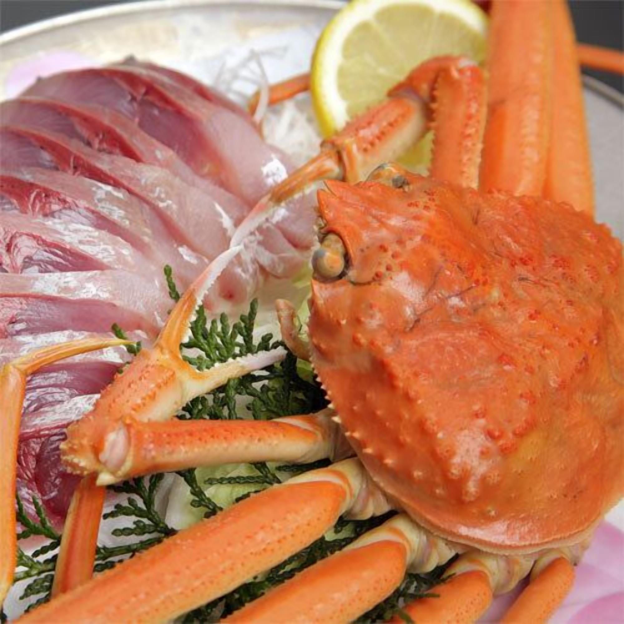 Un plateau de fruits de mer comprenant des pinces de crabe et des sashimis.