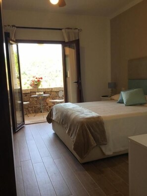 Quarto triplo, banheiro privativo, vista para o jardim | Wi-Fi de cortesia