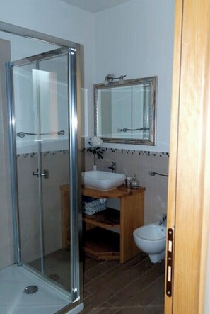 Triple Room, Private Bathroom, Garden View | Bathroom | Free toiletries, hair dryer, towels, soap - IL GIARDINO DI DANIELA (San Teodoro)