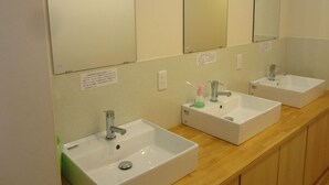 A bathroom with three sinks and mirrors. - Guest House Amigo (Toyooka)