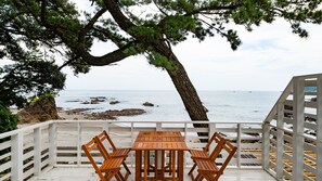 Outdoor dining - Kawazu Beach House Blue Moon (Kawazu)