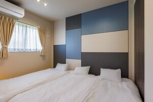 Escrivaninha, ferros/tábuas de passar roupa